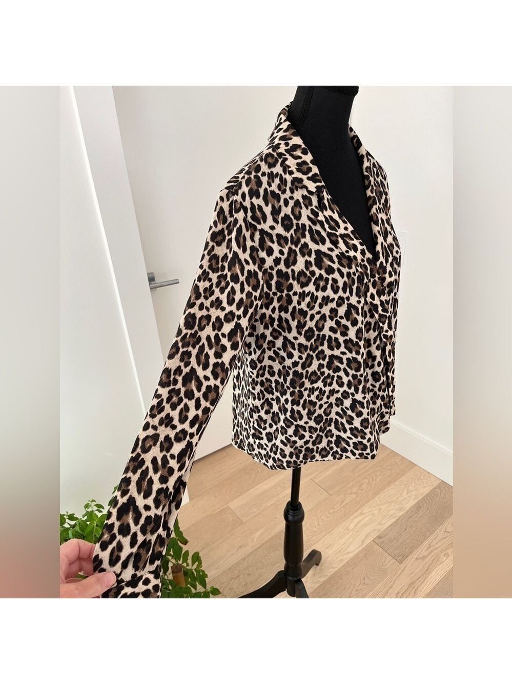 VINCE CAMUTO Blouse Leopard Print V Neck Wrap Front Long Sleeve Party Event Chic
